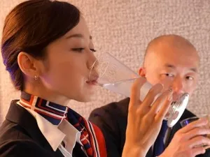 Con bé thèm quá kìa có anh nào giúp con bé không?